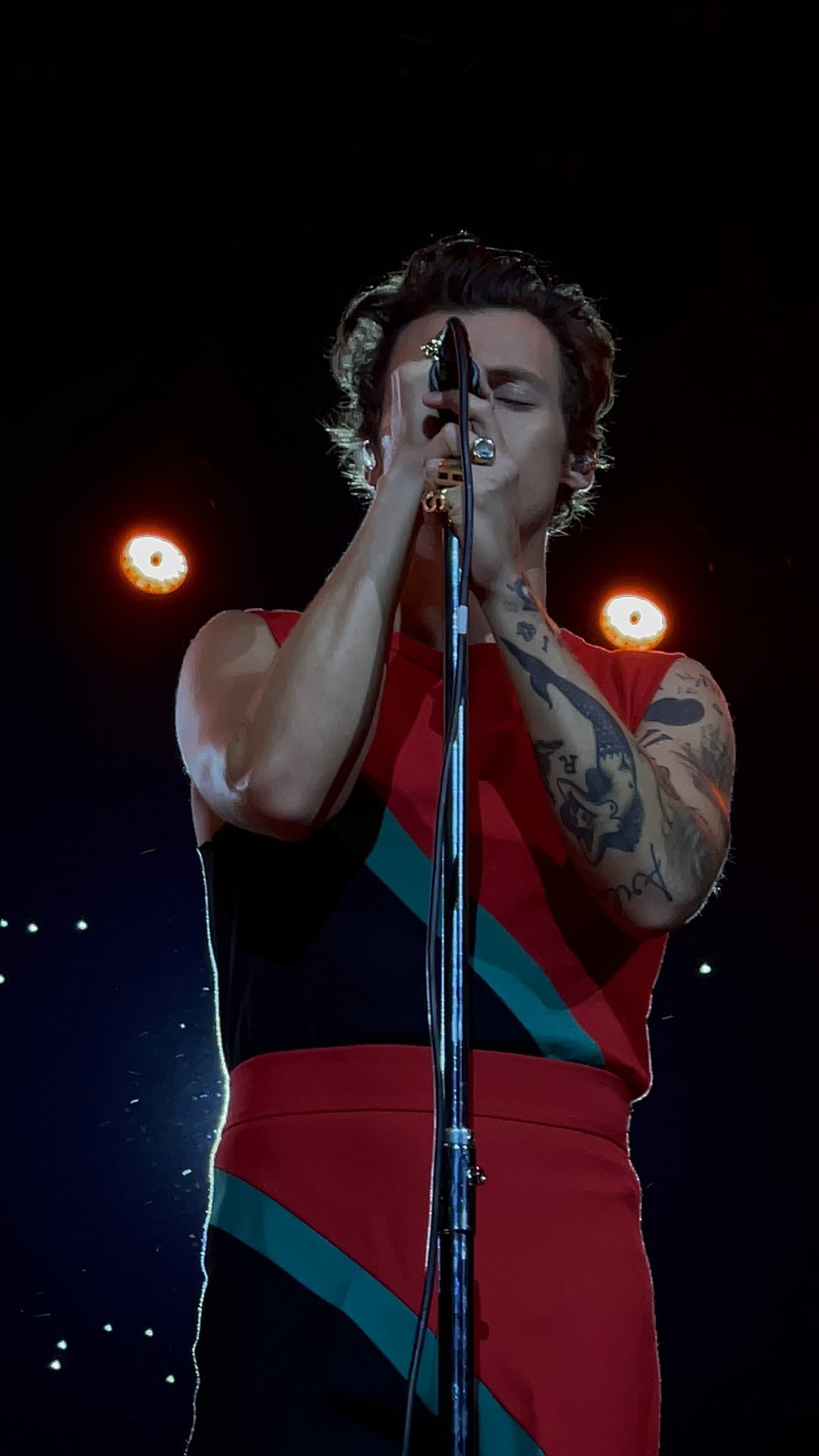 HARRY　THE BEST STILL CRAZY Harry Styles Fan Account | Happy 31st Birthday @harrystyles
