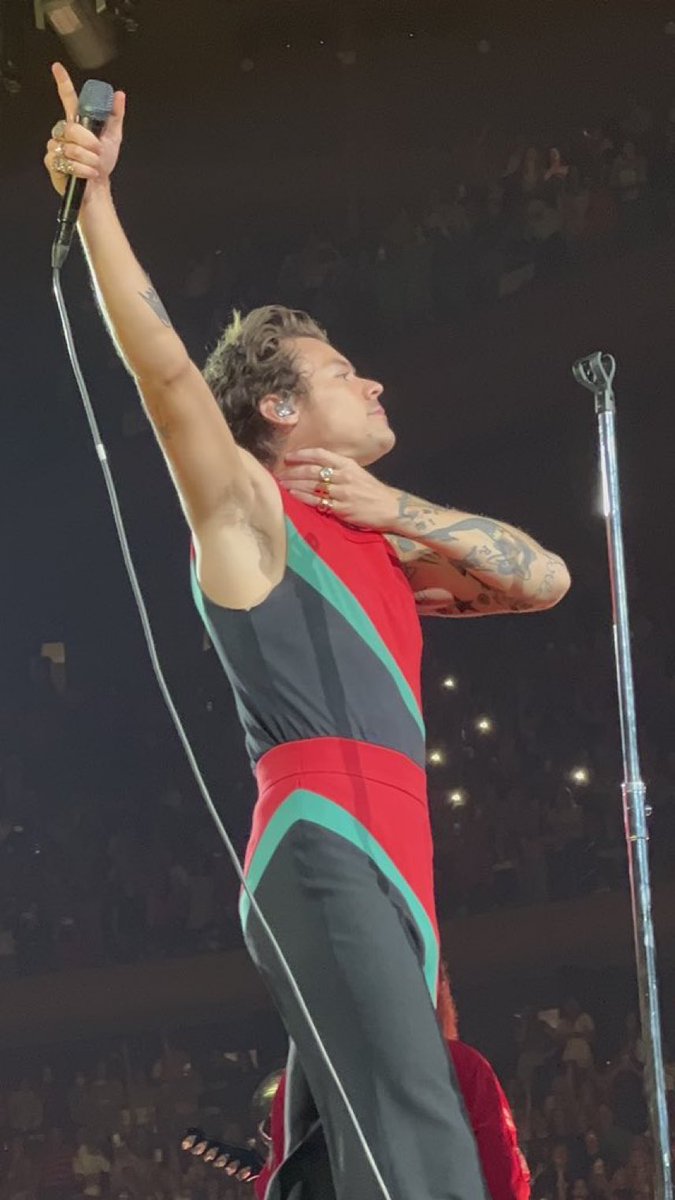 📸| Harry ahorcándose a sí mismo esta noche 🤨 #LoveOnTourNYC
©SV6MEG