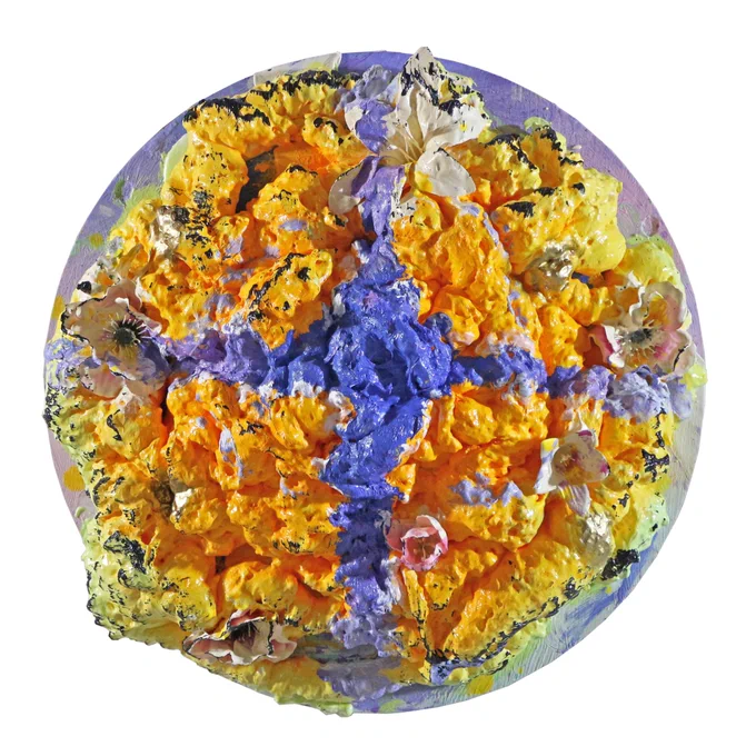 Flowers in the cloud / oil, plastic, urethane foam, goldleaf, wood / 400×400mm / 2022 
