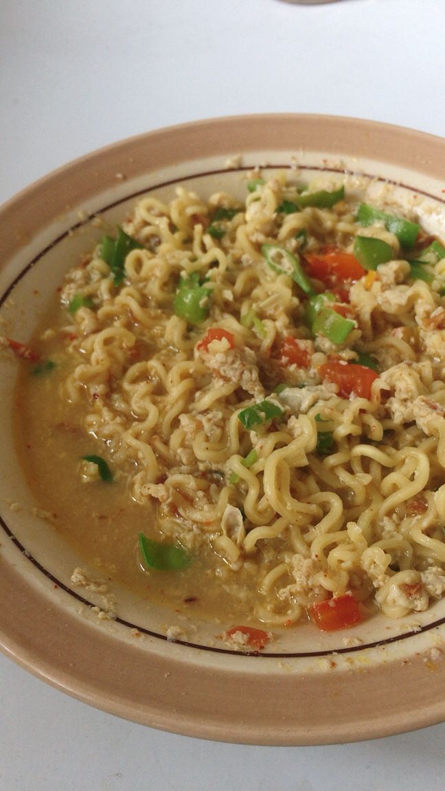 FOOD_FESS's tweet photo. Pagi guis aku bikin mie nyemek pake kacang roay yang buat lalap sama tomat, ku kira akan gagal taunya mantulity 👍 mau buat lagi versi pedesnya biar lebih endul kl sakit perutku udh sembuh ✨ bahan: 🇲🇨mie kari, roay, tomat, telur (+) cabai/bon🌶️ selamat mencoba 💁 https://t.co/UM3xc9Am2H