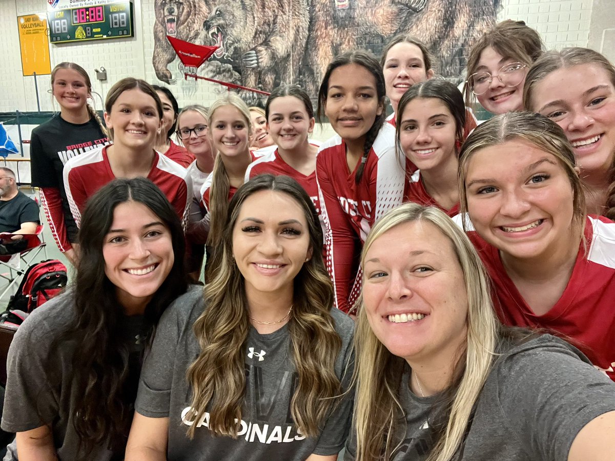 SavanahDeLuna's tweet photo. Love being able to spend some time with JV and Freshman! #goldbracketbound #GoCards #BCA https://t.co/tQiraKQ72z