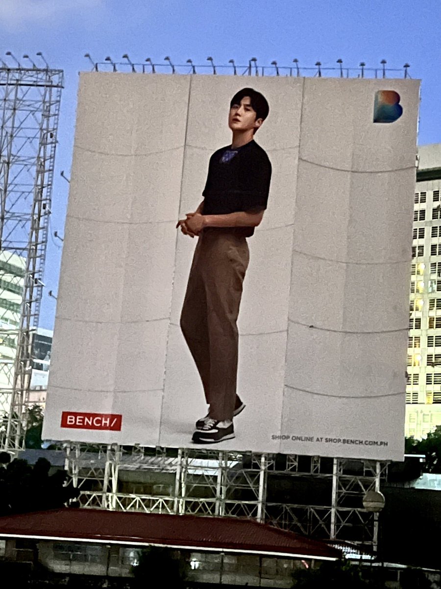 Ahhhh isn’t it great to see Seonho image unveiled everyday on twitter?  Esp his expression 🥰. And I thought this 4th one is the last billboard, so it seems there is a 5th one coming up!  Seonho sure looks cool under the skyline! 💙💙💙#BENCHxKIMSEONHO #KimSeonHo김선호 #KimSeonHo