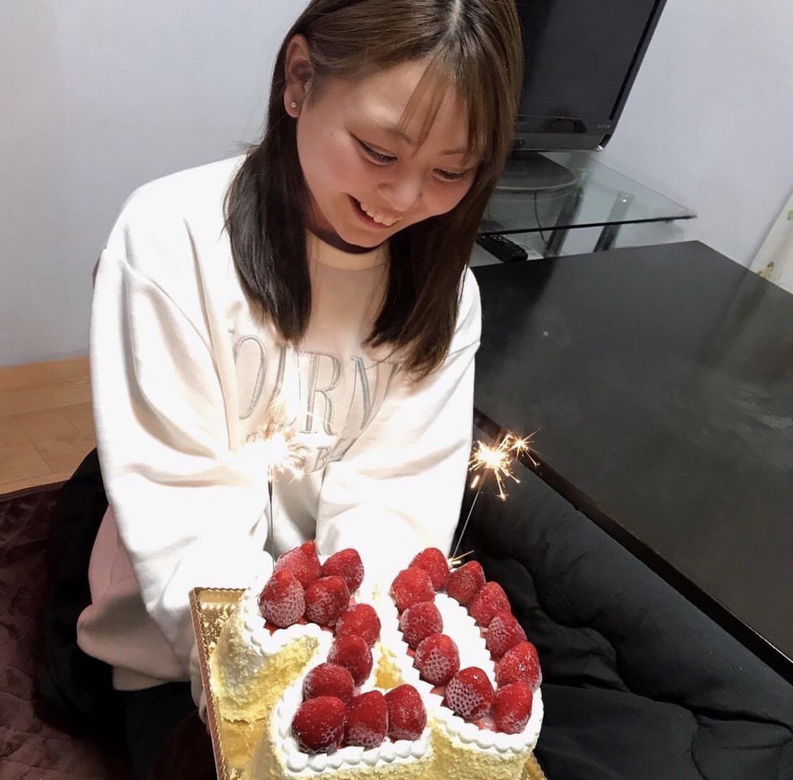 missmisaki2203's tweet photo. 20歳の誕生日前日に家族がサプライズでお祝いしてくれました🎉
ケーキ美味しかったぁ😋🎂
#mscontest #ミスコン #ミスコン2022 #ミスコンファイナリスト #ミス日大 #ミス日大経済 #20歳の誕生日 #20thbirthday #特大ケーキ #美味しかった https://t.co/Z8FGL6PHLA