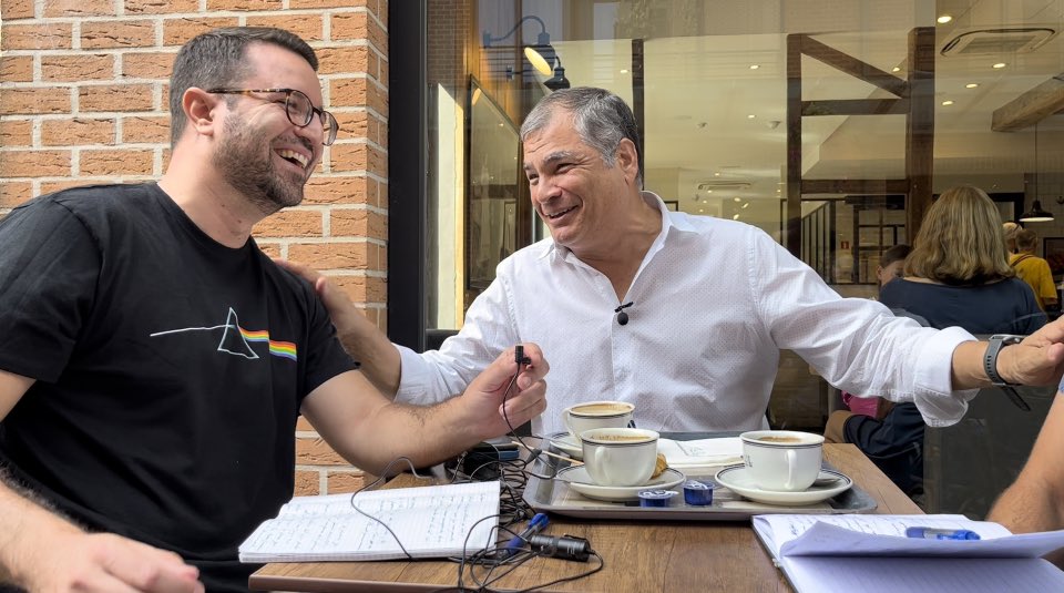 VerdugaAbraham's tweet photo. Fue un reto profesional, pero también una gran alegría. 

Junto a @FernandoCasadoG tuvimos la oportunidad de dialogar con @MashiRafael. 

Coyuntura, conceptos, diagnósticos y futuro. Una entrevista que podría ayudar a definir aquello que llamamos “el correísmo”.

¡Muy pronto! 🐝 https://t.co/7XWmRJjCgL