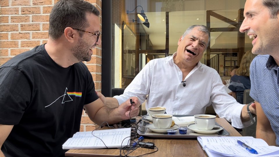 VerdugaAbraham's tweet photo. Fue un reto profesional, pero también una gran alegría. 

Junto a @FernandoCasadoG tuvimos la oportunidad de dialogar con @MashiRafael. 

Coyuntura, conceptos, diagnósticos y futuro. Una entrevista que podría ayudar a definir aquello que llamamos “el correísmo”.

¡Muy pronto! 🐝 https://t.co/7XWmRJjCgL