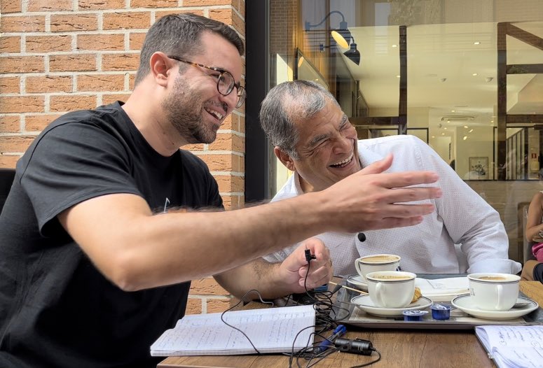 VerdugaAbraham's tweet photo. Fue un reto profesional, pero también una gran alegría. 

Junto a @FernandoCasadoG tuvimos la oportunidad de dialogar con @MashiRafael. 

Coyuntura, conceptos, diagnósticos y futuro. Una entrevista que podría ayudar a definir aquello que llamamos “el correísmo”.

¡Muy pronto! 🐝 https://t.co/7XWmRJjCgL