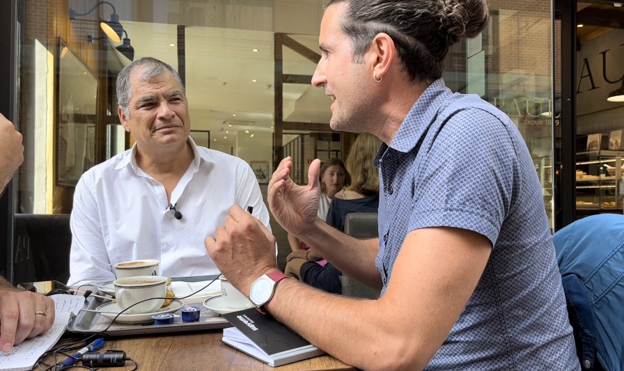 VerdugaAbraham's tweet photo. Fue un reto profesional, pero también una gran alegría. 

Junto a @FernandoCasadoG tuvimos la oportunidad de dialogar con @MashiRafael. 

Coyuntura, conceptos, diagnósticos y futuro. Una entrevista que podría ayudar a definir aquello que llamamos “el correísmo”.

¡Muy pronto! 🐝 https://t.co/7XWmRJjCgL
