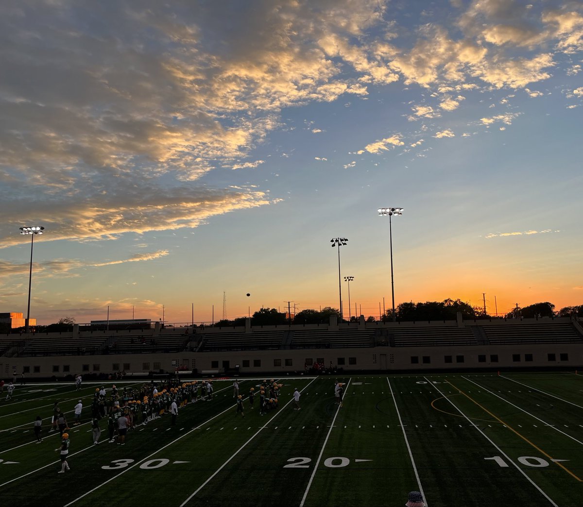 HeidiStevens13's tweet image. I’m sure there have been prettier nights at prettier stadiums, but none that I’ve seen 💛 #GoLaneGo