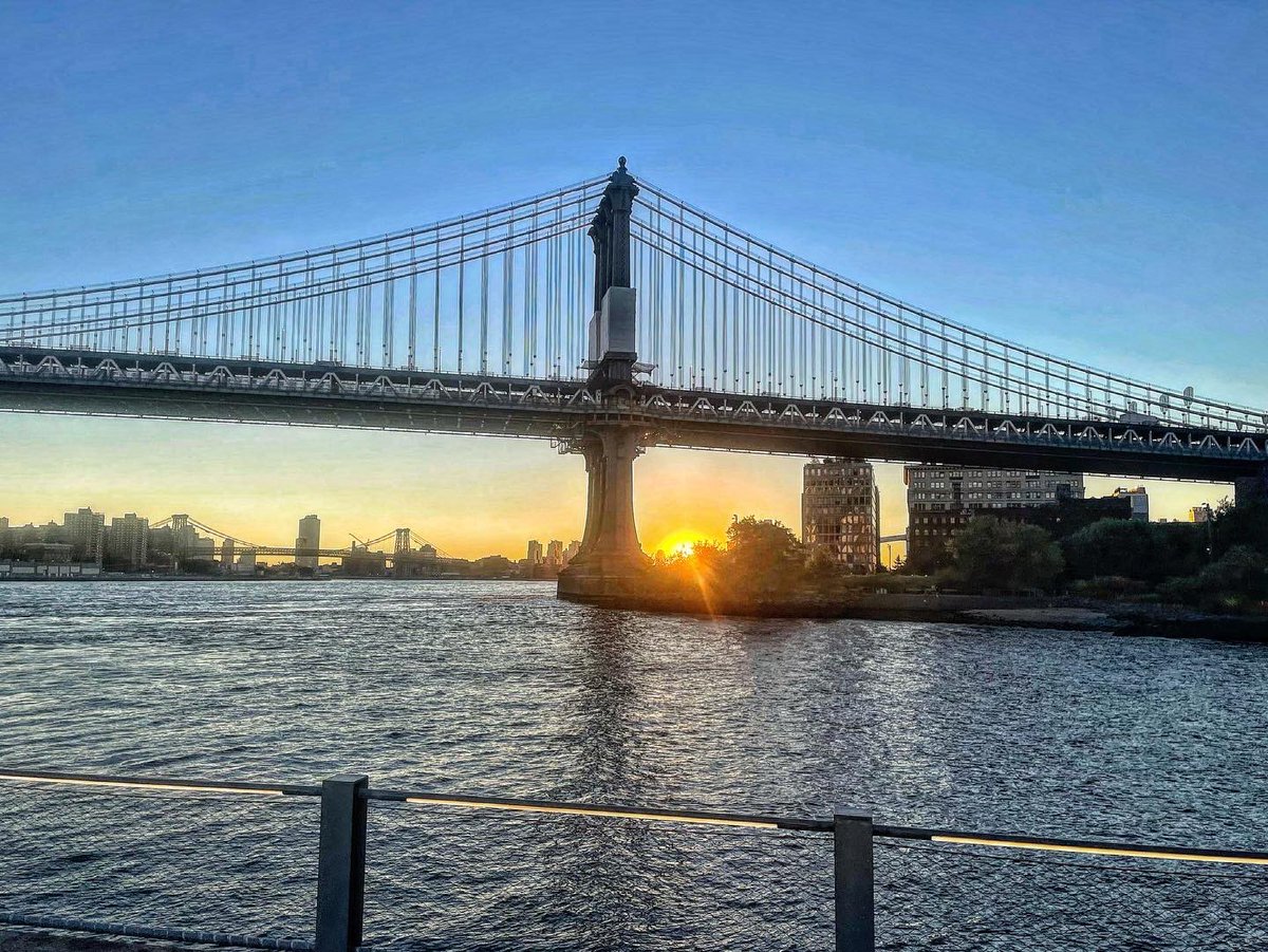 timvarian's tweet photo. #Dumbo #Manhattanbridge #Brooklynbridge   #Brooklyn #Manhattan #nystateofmind #LaborDayWeekend #SummerVibes #NYC #janescarousel #brooklynphotography https://t.co/pdeFpVW9DF