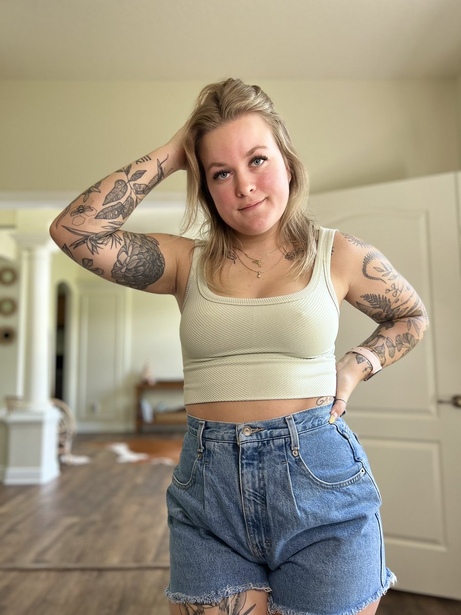 do you like jean shorts? 🤠 nikki nelson 🍑 @honeybunpeach