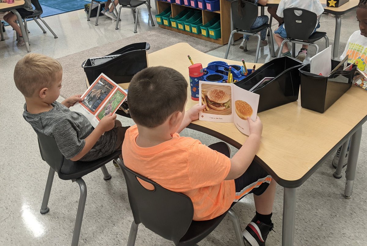 MrsECrews's tweet photo. I just ♥️ watching my #K5ShiningStars read!! #WeAreReaders @WhiteKnollElem #LoveWins https://t.co/oCDAFQYPGm