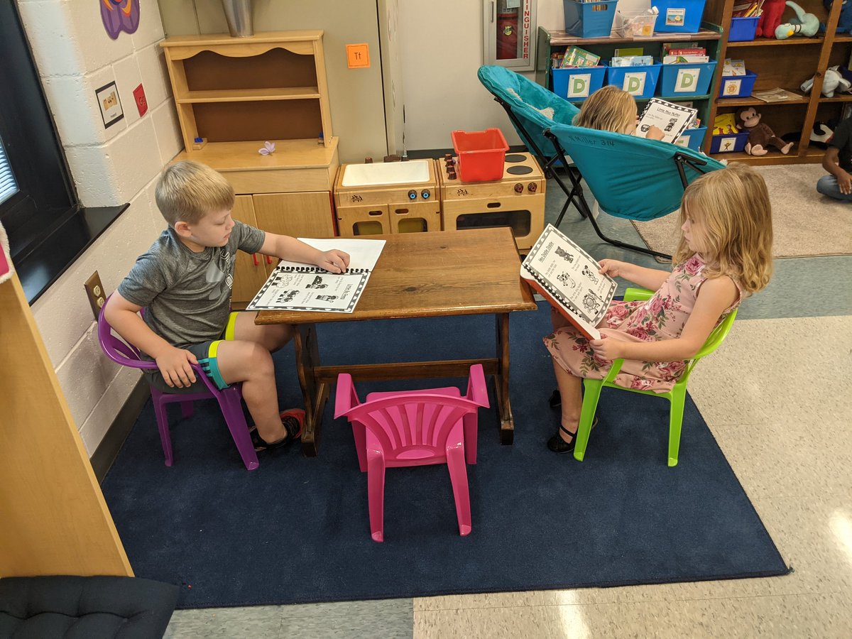 MrsECrews's tweet photo. I just ♥️ watching my #K5ShiningStars read!! #WeAreReaders @WhiteKnollElem #LoveWins https://t.co/oCDAFQYPGm