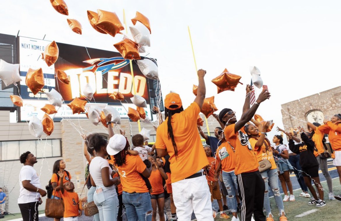 SFSStudSect's tweet photo. WE LOVE YOU MARVELOUS.🧡 WE WONT EVER STOP SCREAMING YOUR NAME.🗣 #LLM #SSOTW @BCSNsports @JordanStrack https://t.co/4h01HkdhUX