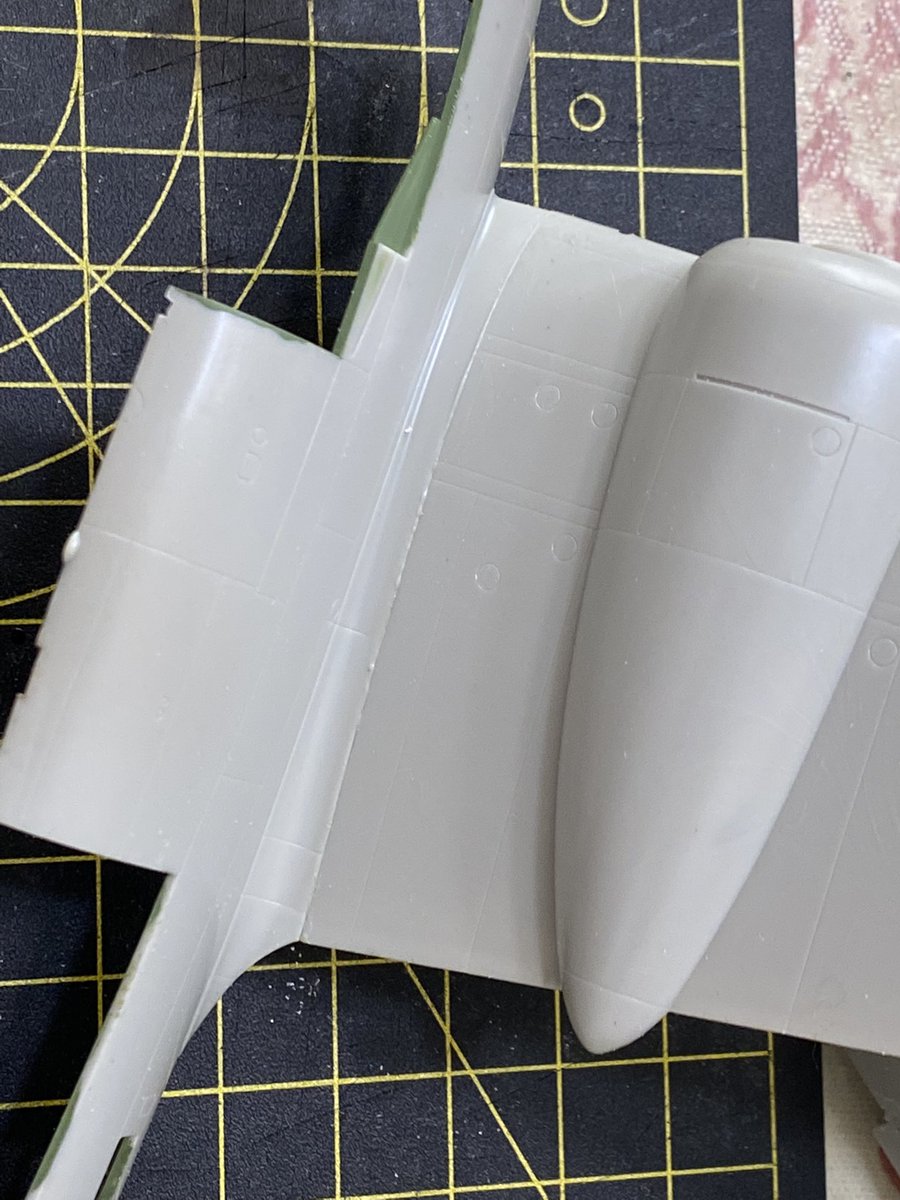 飛行機キット。私は、主翼上面と機体の合わせ目消しが大嫌いだし下手。なので、一番先に接着してしまいます。
主翼の上下の合わせ目消しは簡単だし、後回しに。
#plasticmodel  #Airplane #scalemodel #tamiya