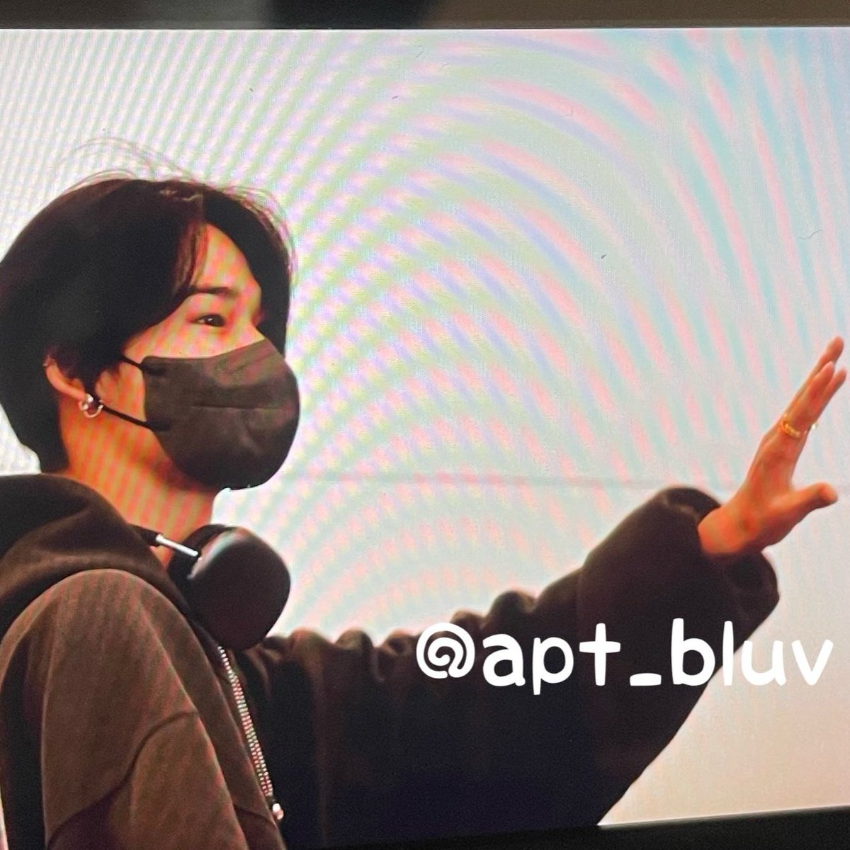fan ni-ki waving        idol ni-ki waving
from the crowd        for the crowd