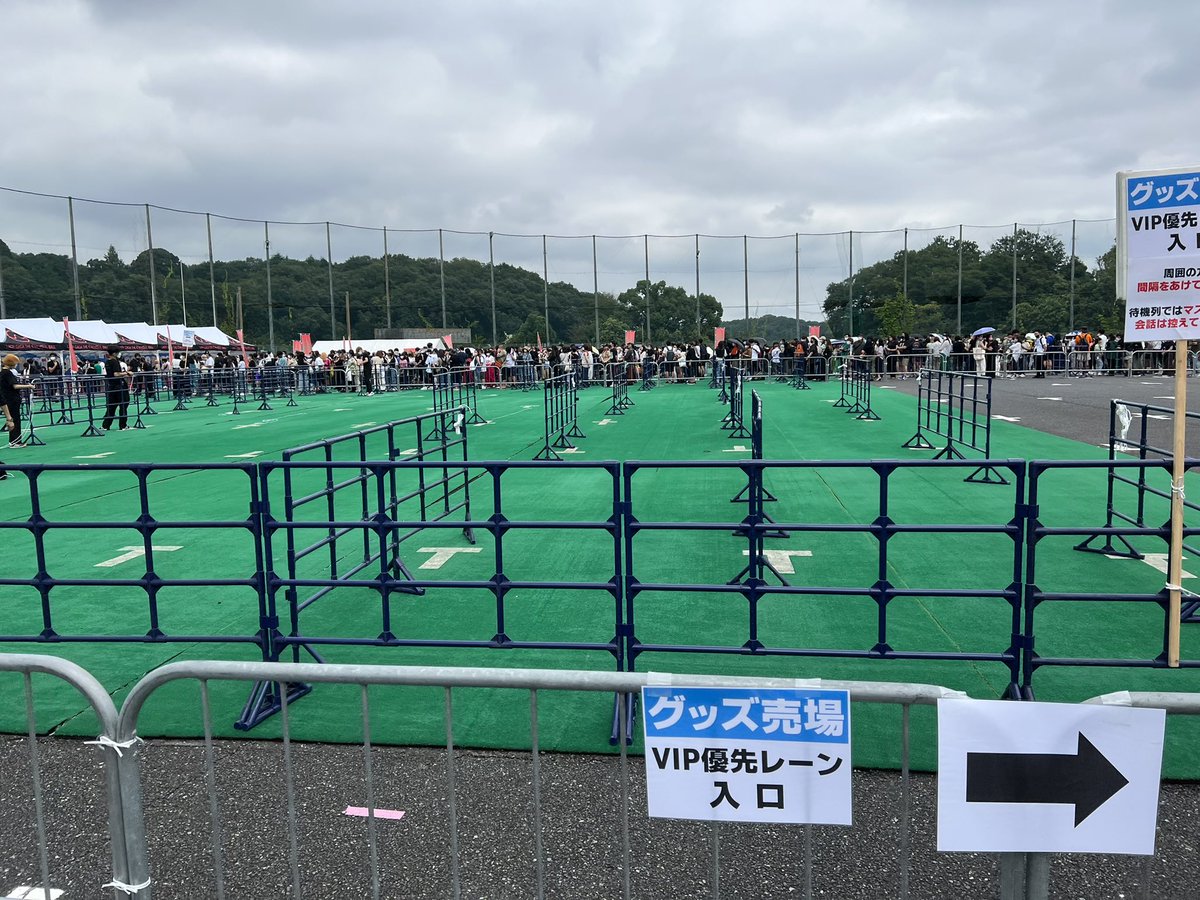 natsumin21266's tweet photo. 物販六百人くらい並んでます
蒸し暑いですね
#レディガガ 
#ベルーナドーム https://t.co/cWSpTm9pVj