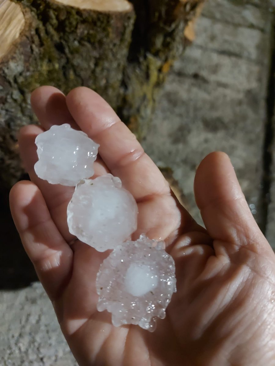 carmetagg's tweet photo. Quina nit! A les 4h i poc de la matinada ens ha despertat una remor seguida dels cops secs de la pedra sobre els teulats... què està passant? Baén/ Baix Pallars  #eltempstv3 #meteocatpedra #meteopirineus https://t.co/qpiXH0Jjyf