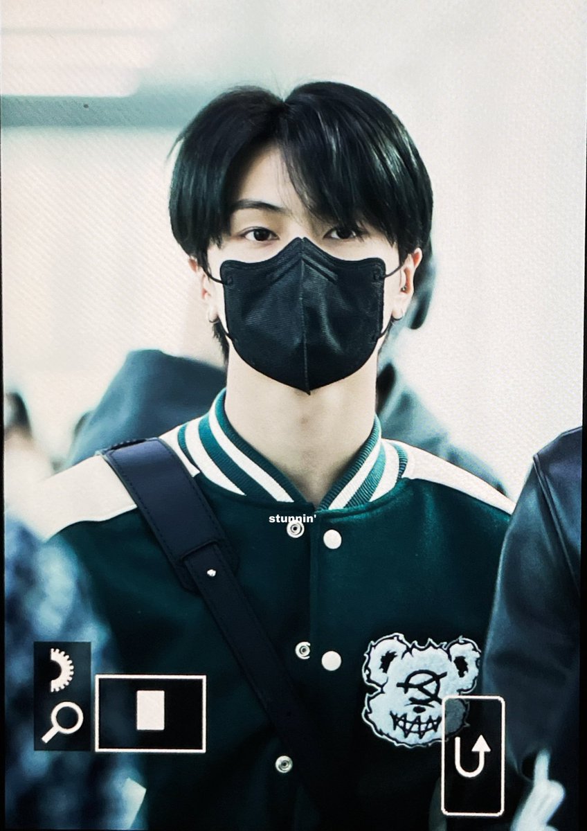 fallinathens's tweet photo. #jongchaeng in another universe, jong cuma panitia ospek fakultas dengan 3 lakban hitam di lengan kiri almetnya (re: komdis) & chaeng punya 3 lakban hijau di tempat yang sama (re: medis). https://t.co/liC9YuKlok