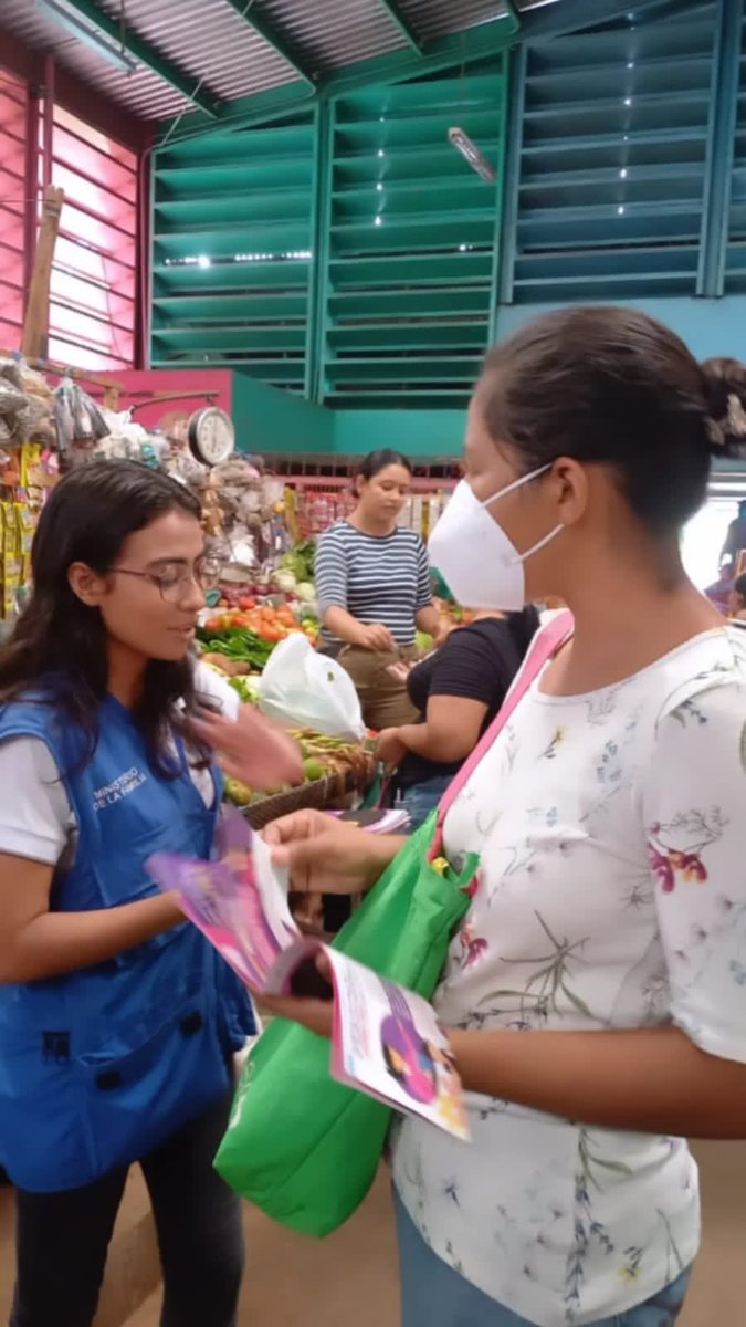 MifamManagua's tweet photo. #Managua │#DistritoTres
✅ Realizamos visitas de presencia directa compartiendo el contenido de la Cartilla para la Prevención del Femicidio con mujeres🚺 🌺🌻 y familias y comerciantes del Mercado San Judas.
#AmorALaVida #Nicaragua #AmorALaFamilia #SomosMujeresConElPoderDelAmor https://t.co/8hnXlc6iwx