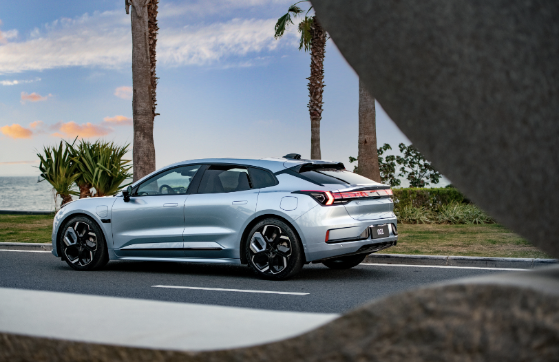 ZeekrGlobal's tweet photo. Focus on the drive and enjoy the road ahead with over 700km of range per charge #ZEEKR001 https://t.co/TE4Byl26tj
