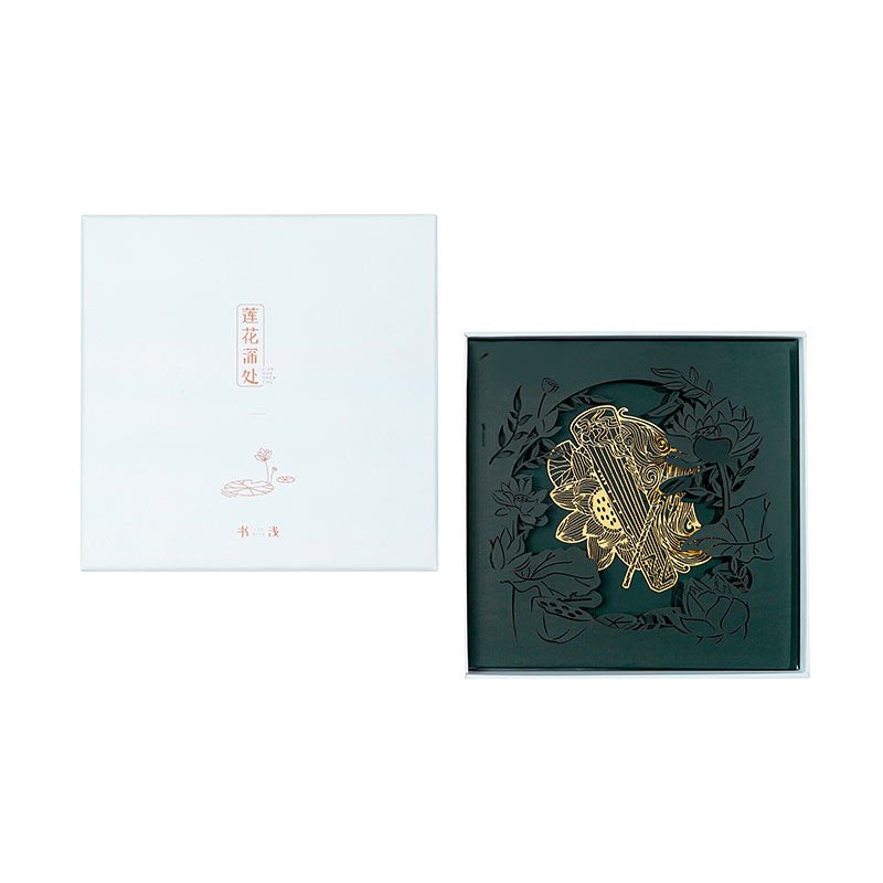 【グッズ紹介📕】
〜蓮花の深処に佳人有り〜

#陳情令 より
#魏無羨 と #藍忘機 をモチーフにした
金属製しおりが登場✨

見惚れるほどの繊細なタッチで、
陳情と忘機琴、そして雲夢と雲深不知処の要素が描かれています☁️

詳しくは⇒ vermans.com/products/%e9%9…

#TheUntamed #忘羡