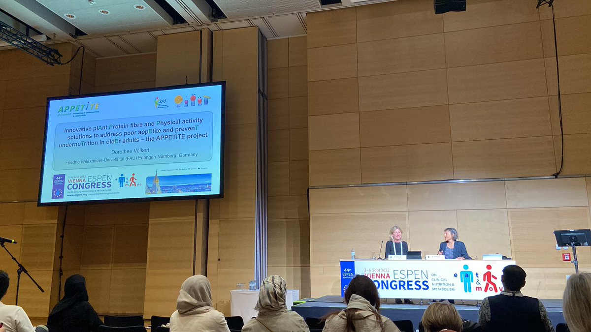 <a href="/CACorish/">Clare Corish RD</a> 🇮🇪and Prof Volkert introduce first symposium #ESPEN2022 How can diet and physical activity prevent under nutrition among older people? Appetite is a key driver of good intake <a href="/trust_indi/">INDI</a> <a href="/ucd_sphpss/">UCD Public Health, Physiotherapy & Sports Science</a>