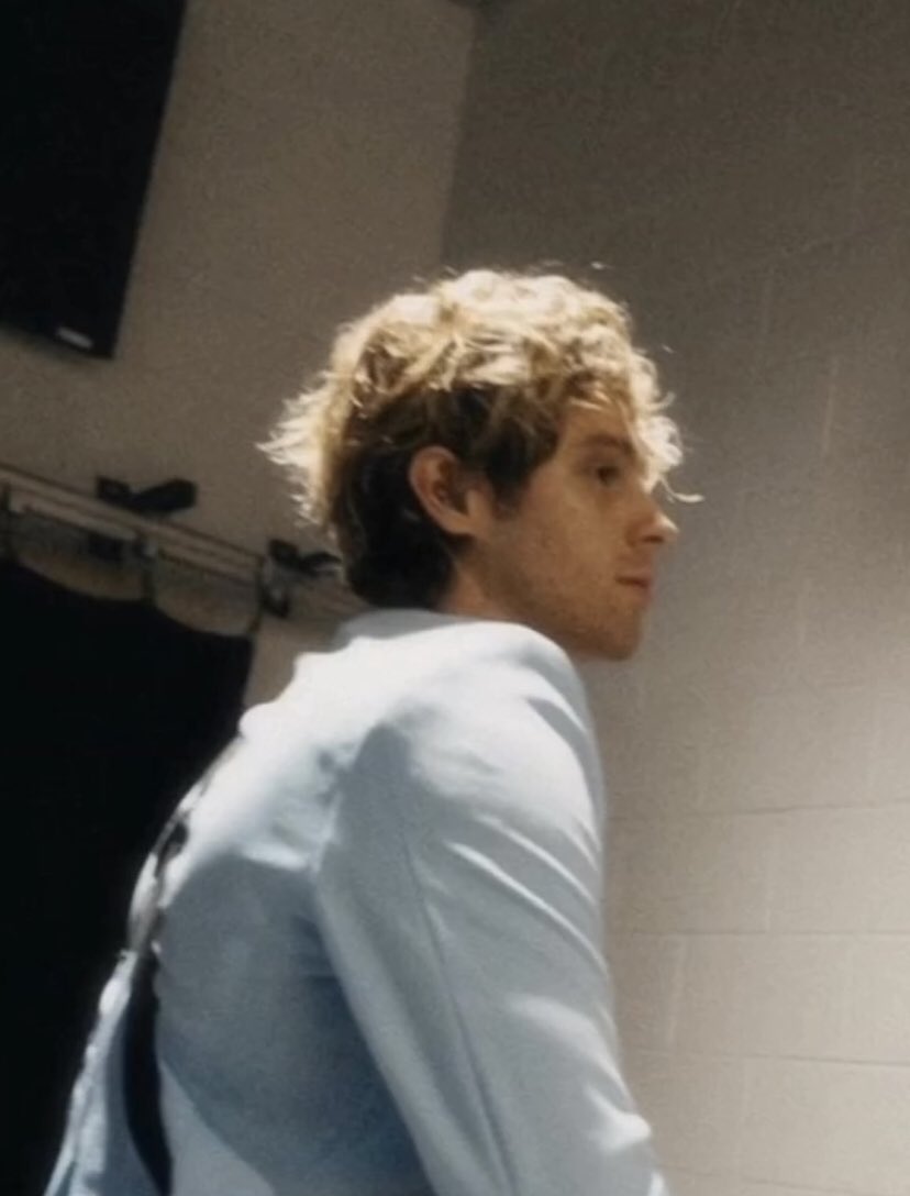 pipecleanerr's tweet image. luke hemmings’ side profile is literally the best thing ever