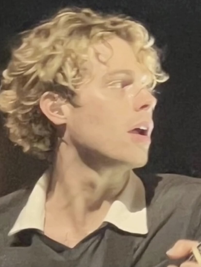 pipecleanerr's tweet image. luke hemmings’ side profile is literally the best thing ever