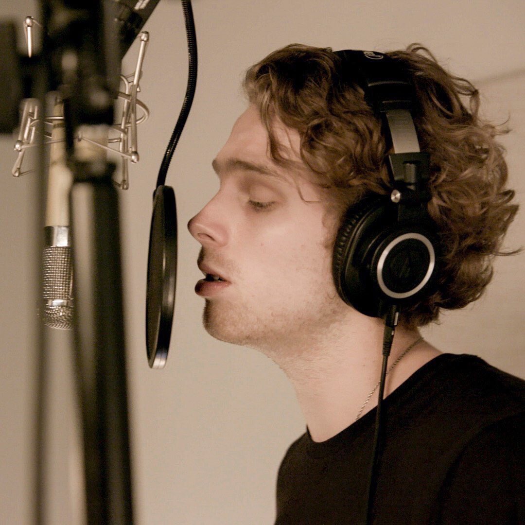 pipecleanerr's tweet image. luke hemmings’ side profile is literally the best thing ever