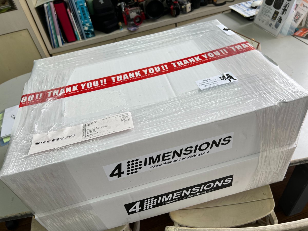 terry5607's tweet photo. こんな箱で納品されて、箱を開けると、手書きでこんな感じで。

次頼んだらなんて書いてあるのかな？って期待しちゃう。
しかも、イルカとダイバーが逆になってる！っていう細かい事してるしね。
#4Dimensions https://t.co/F4FVUyFo17