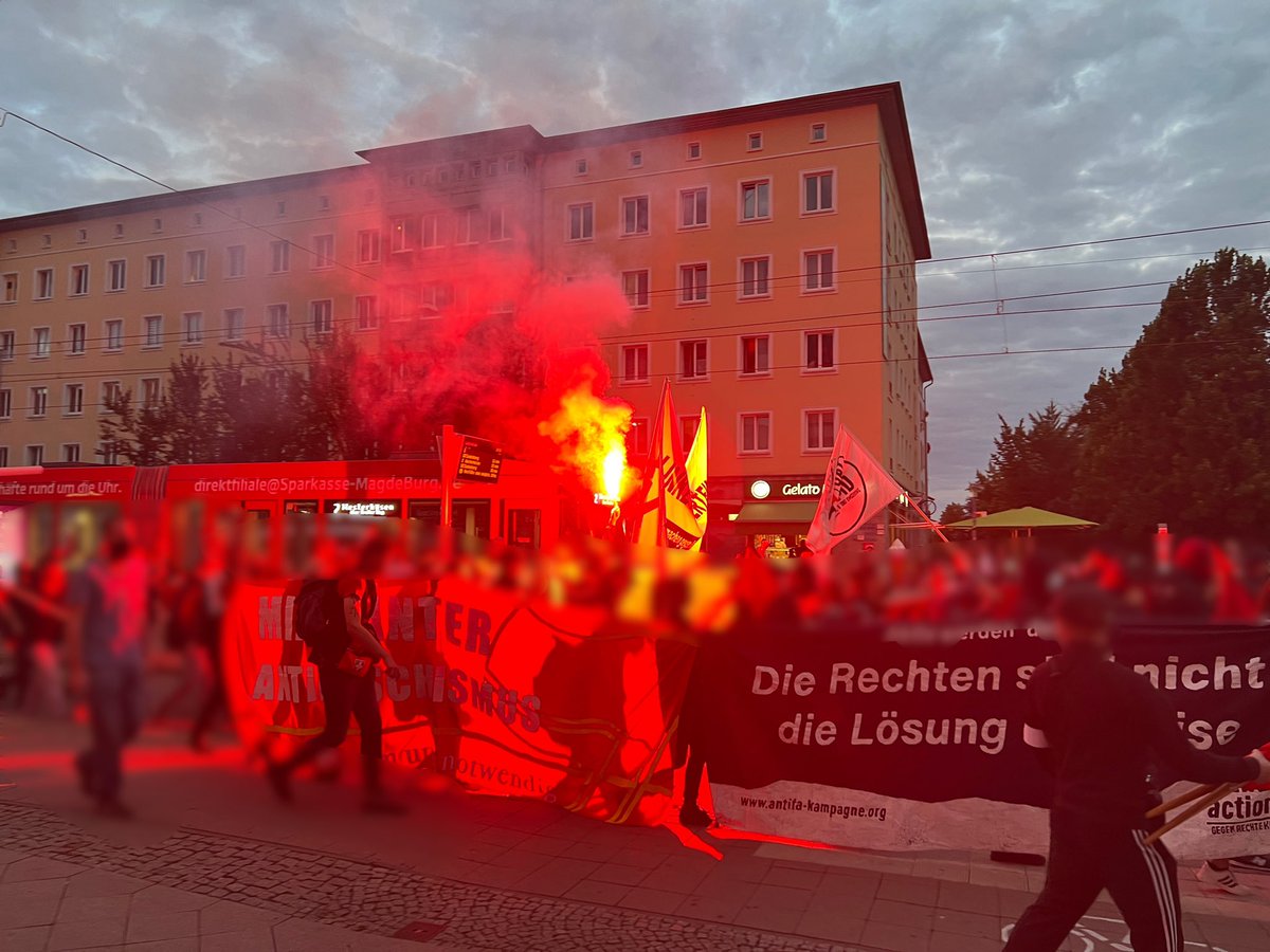 RonnyWildhage's tweet photo. Gestern #md0209 fand bereits eine Vorabenddemo statt, die auf die Fight NSP Kampagne aufmerksam gemacht hat.
Ca. 130 Aktivist*innen zogen durch die Stadt, die Demo verlief friedlich. Gegen Ende setzte die Polizei zu einem Zugriff an, der jedoch scheiterte. https://t.co/BnK1nx9xE9