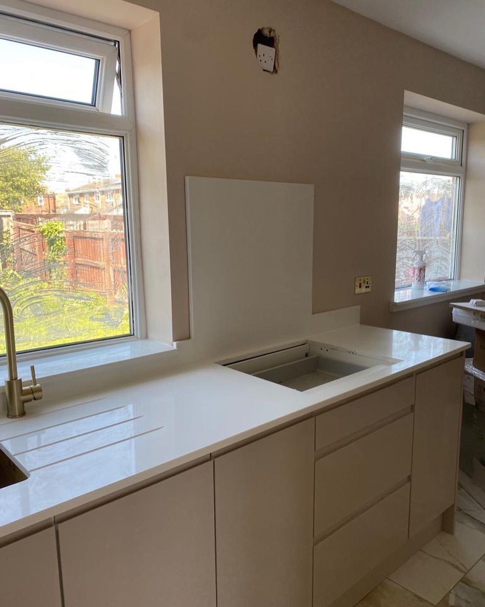 StadiumStone1's tweet photo. White Shimmer #quartzworktops #quartzkitchen #quartzkitchencountertops #quartzkitchentops #quartzountertops https://t.co/QVeJ9LbN8u