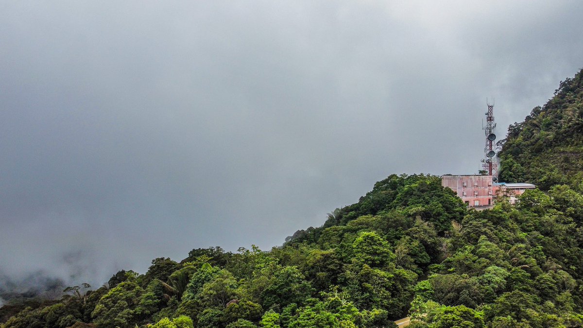 EdwinNurdjajadi's tweet photo. Took the #risk to take these #aerial shots despite strong winds &amp; heavy #Weathercloud at Mount #serapi Nope, it didn’t rain &amp; it’s a great day for #hike #hikingadventures #TheRingsOfPower #Saturdayselfie #SaturdayThoughts #Sarawak #ElvisMovie #SaturdayVibes https://t.co/vqcdzaaFli
