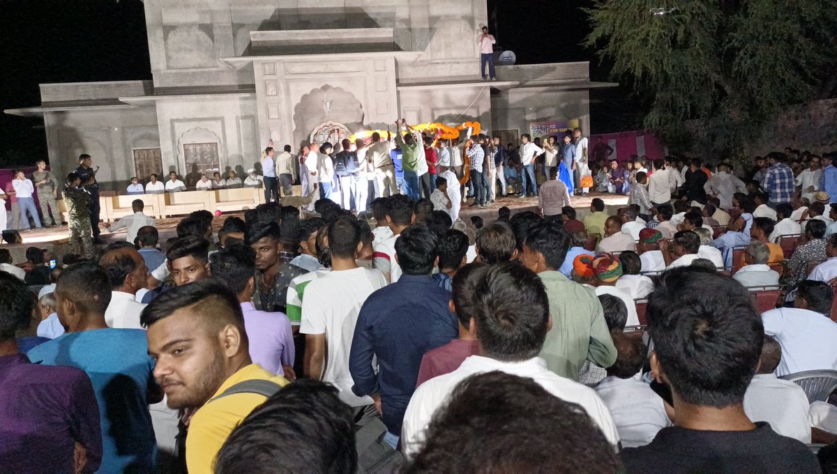 विधायक निवास लाडनूं पर जो प्यार प्रेम एवं 31 लाख रुपए का आर्थिक सहयोग विधायक जी व उनके साथियों द्वारा मुझे दिया गया उसके लिए विधायक साहब का हार्दिक आभार एवं इस आर्थिक सहयोग में से बड़ा हिस्सा गरीब छात्राएं जो विश्वविद्यालय में पढ़ने आएगी उनकी फीस एवं शिक्षा के लिए समर्पित करता हू