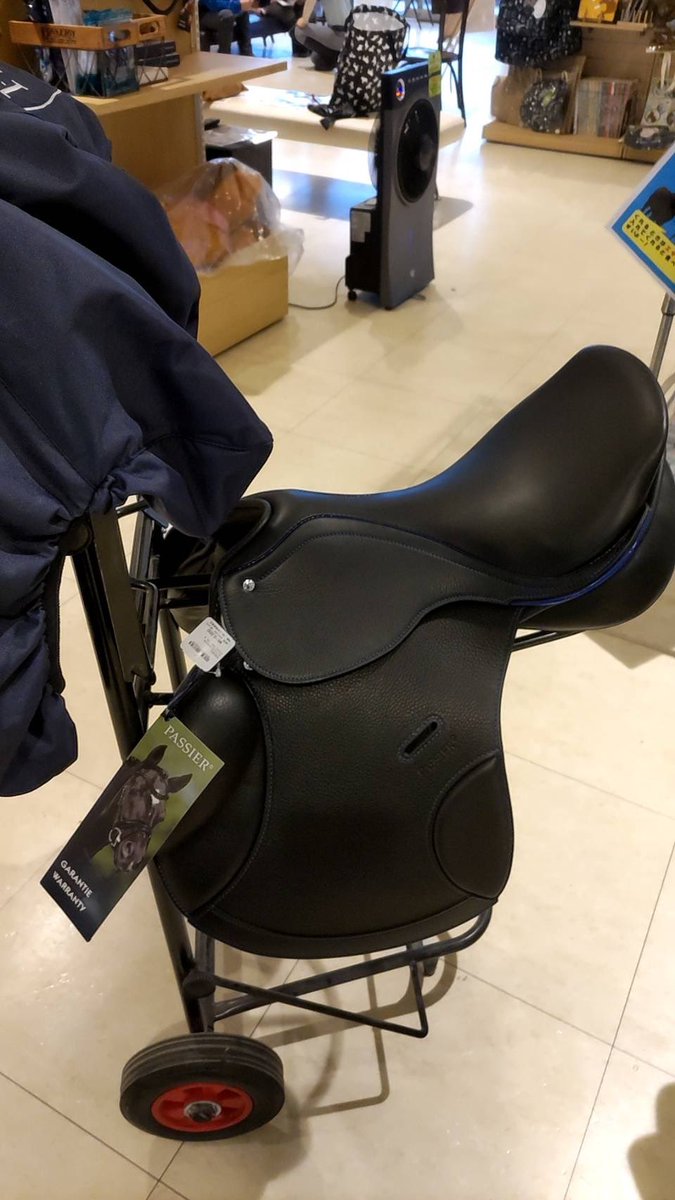 26_shigeto's tweet photo. 今日からベーシック馬場になりマイ鞍🐎買いました笑😇
#鞍 #PASSIER #マイクラ #乗馬クラブクレイン富里 https://t.co/fPZ49SQXkn