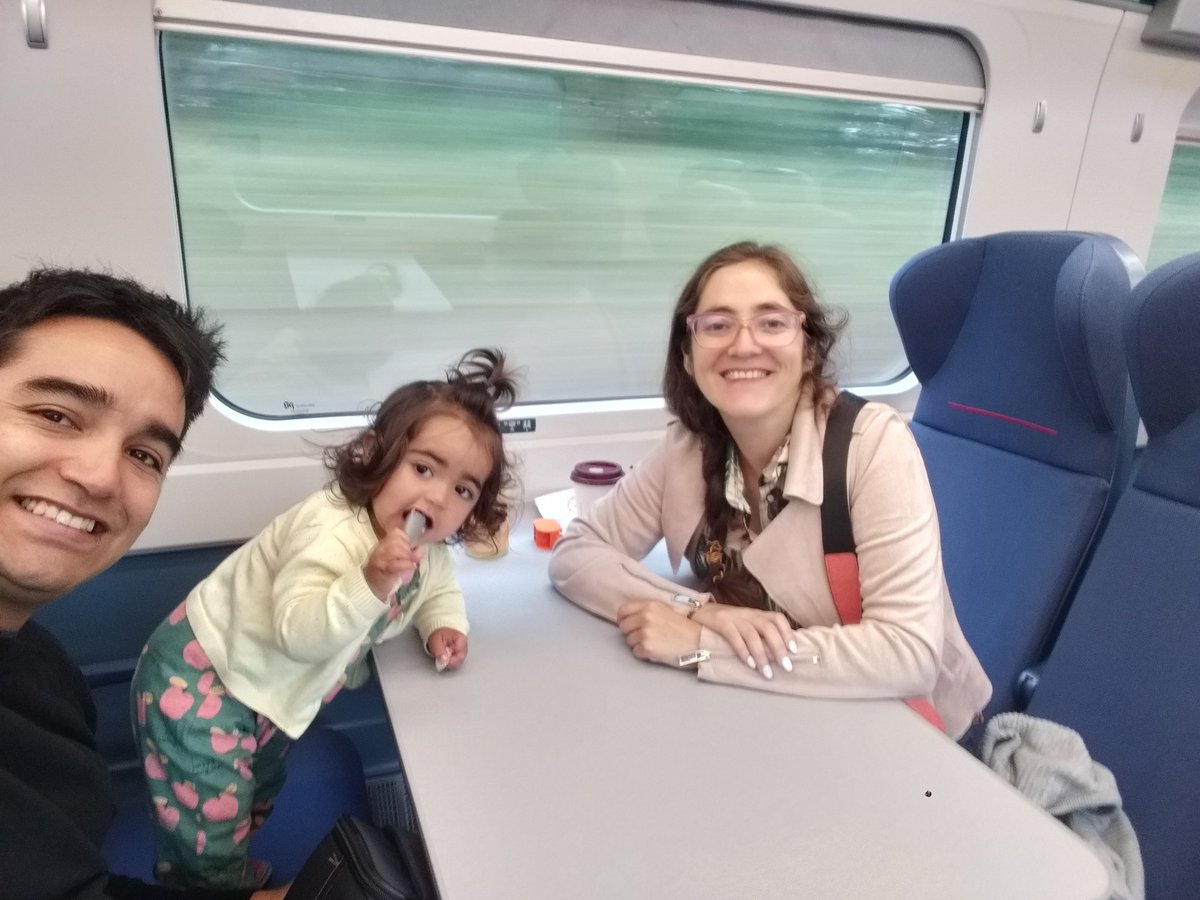 DanielaMarBrav's tweet photo. Ya partimos a votar #Apruebo  Edimburgo 🏴󠁧󠁢󠁳󠁣󠁴󠁿🚂🇨🇱 Embajada en Londres 
El viaje es largo, pero valdrá la pena 🤗 https://t.co/3MrqVkwokl