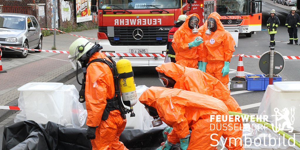 BFDuesseldorf's tweet photo. 📟Hilfeleistung📍#Stockum
Ausgelaufenes #Propylenglykol in Keller eines Mehrfamilienhauses: #FwDus nimmt Chemikalie auf, lüftet den Bereich und transportiert einen Verletzten ins Krankenhaus! ➡️https://t.co/OtdFLgoM7I https://t.co/sBJ0OKc1Xm