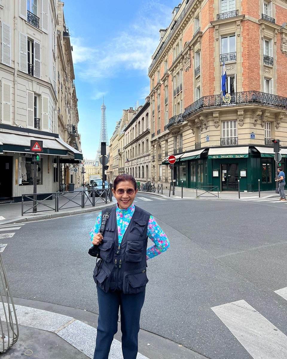 susipudjiastuti's tweet photo. Eh itu di belakang ngumpetin apa ??Eiffel Tower ? Tapi Eiffel Towernya kelihatan tuh .. 😀😀 https://t.co/2eDS1t83lh