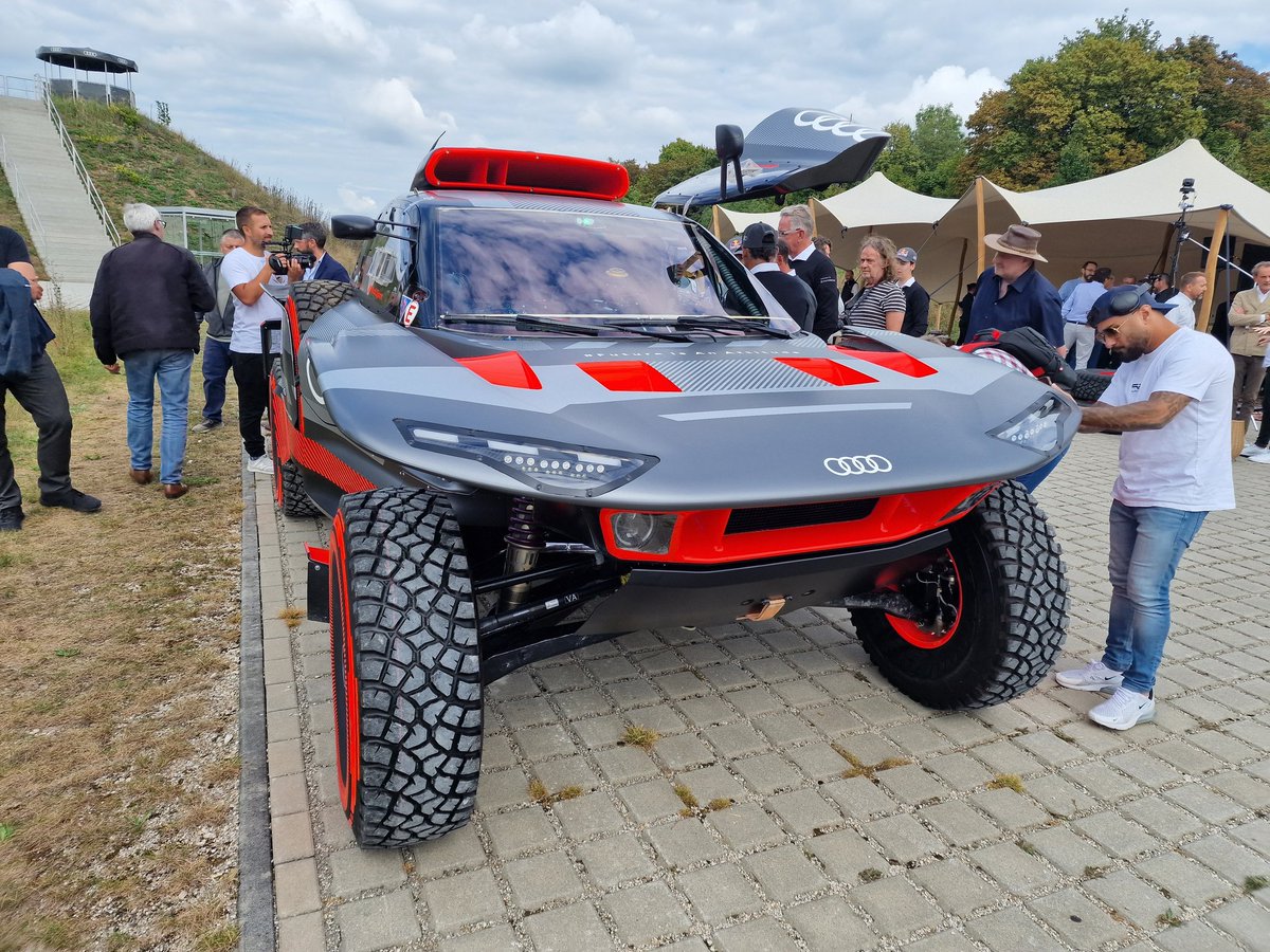 Ya tenemos aquí el nuevo <a href="/audispain/">Audi España</a> RSQ ETRON2 de <a href="/CSainz_oficial/">Carlos Sainz</a> Estuvimos en Neuburg, centro de <a href="/audisport/">Audi Sport</a> el día de su presentación. Para <a href="/rtve/">RTVE</a> <a href="/telediario_tve/">Telediarios de TVE</a> El "Matador" contento con el trabajo de sus ingenieros. Con este coche, si aspira a ganar su 4 <a href="/dakar/">DAKAR RALLY</a>