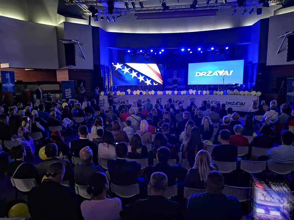 PlatformaBiH's tweet photo. Prepuna sala Doma mladih na otvaranju kampanje koalicije @Drzava_, samo je jedan od pokazatelja da smo spremni za promjene vođene programom #reda #rada #mira. Programom progresa u koji #vjerujemo.
#RedRadMir #Vjeruj #OI2022 #KoalicijaDrzava #PlatformaZaProgres #MH #MH2022 https://t.co/3mELKsEEgD