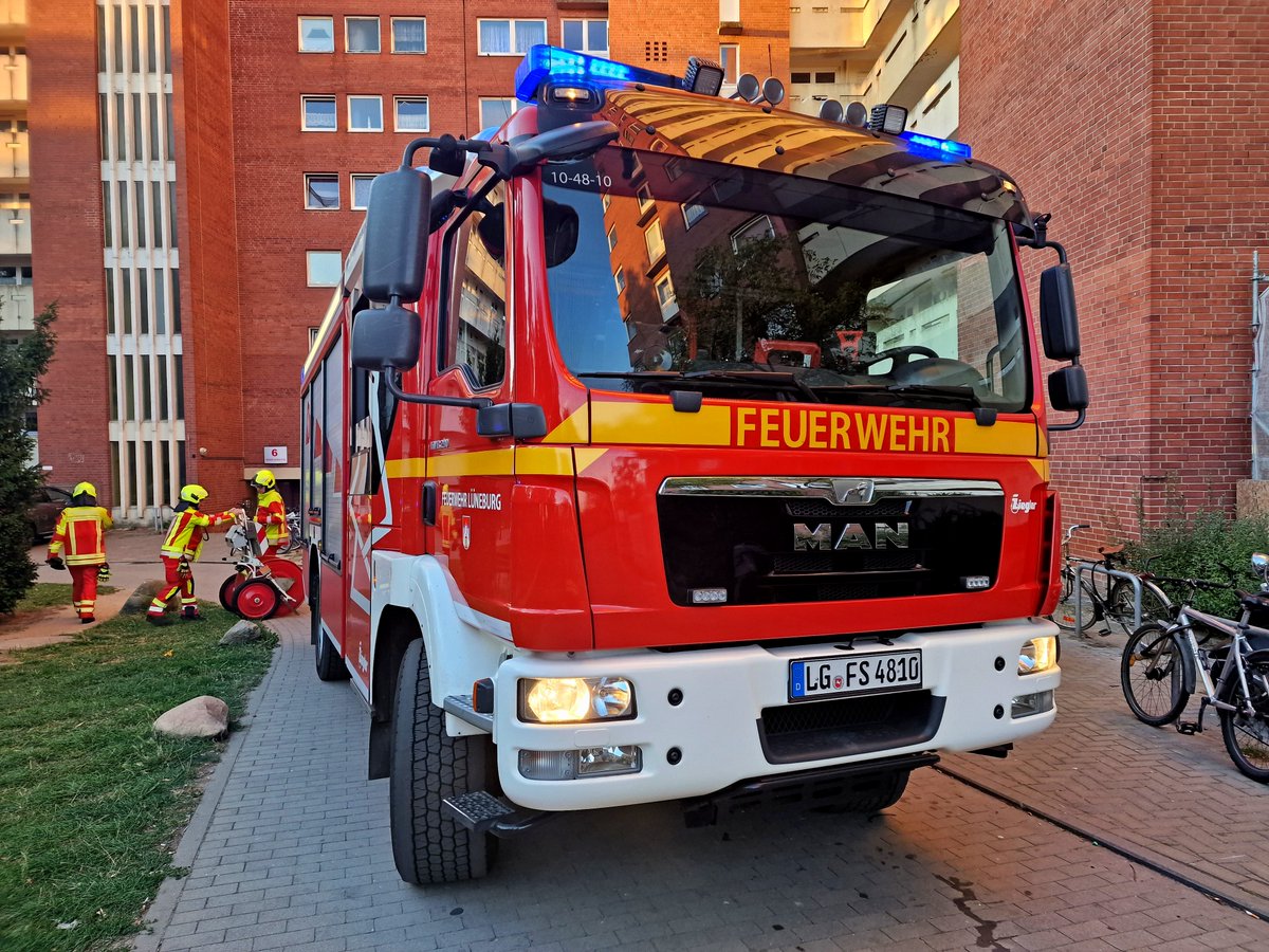 +++Einsatzinfo+++ 🚨🚨🚨

Einsatz in der Theodor-Heuss-Straße beendet. Treppenhaus aufgrund eines brennenden Papierkorbes im Gebäude massiv verraucht. Lüftungsmaßnahmen wurden eingeleitet.

#imeinsatz #lüneburg #feuerwehr #ehrenamt #wirfüreuch
<a href="/StFV_LG/">Stadtfeuerwehrverband Lüneburg e.V.</a>