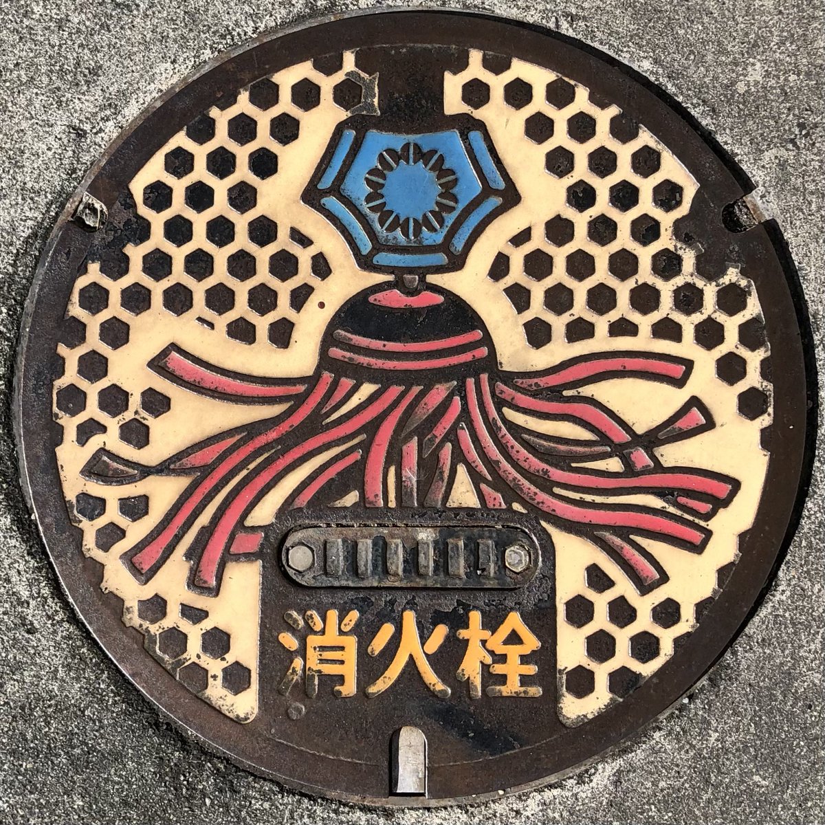 massara_nati's tweet photo. (＾ｰ^)ノ⚫️🕳
5年ぶりの訪問で #既出だけど
#静岡県伊東市 の #纏（まとい）がデザインされた #消火栓の蓋
#マンホールじゃないけど
#伊東市マンホール
#伊東市消火栓 #消火栓 #firehydrant
#マンホール #manhole
#manholecover
#人孔鉄蓋 #蓋
#伊東市 #伊東 #itocity https://t.co/zNGJRLG9I9