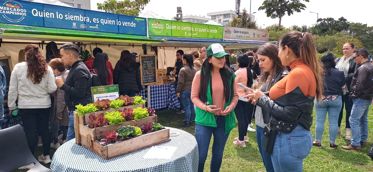 Estuvimos promoviendo la agricultura urbana y periurbana en el mercado campesino del Edificio Elemento de @Engativalcaldia, para que más familias se sumen a este proceso.🌿💚 No articulamos con @DesarrolloBta porque #BogotáEsMiHuerta