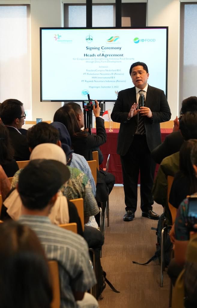 BUMN <a href="/holding_ptpn/">holding-perkebunan</a> <a href="/idfood_official/">ID FOOD</a> bekerja sama dengan <a href="/FrieslndCampina/">FrieslandCampina</a>. Melalui pertukaran ilmu dan kolaborasi, InsyaAllah bisa meningkatkan ekonomi masyarakat, khususnya ekosistem produksi susu sapi dalam negeri.