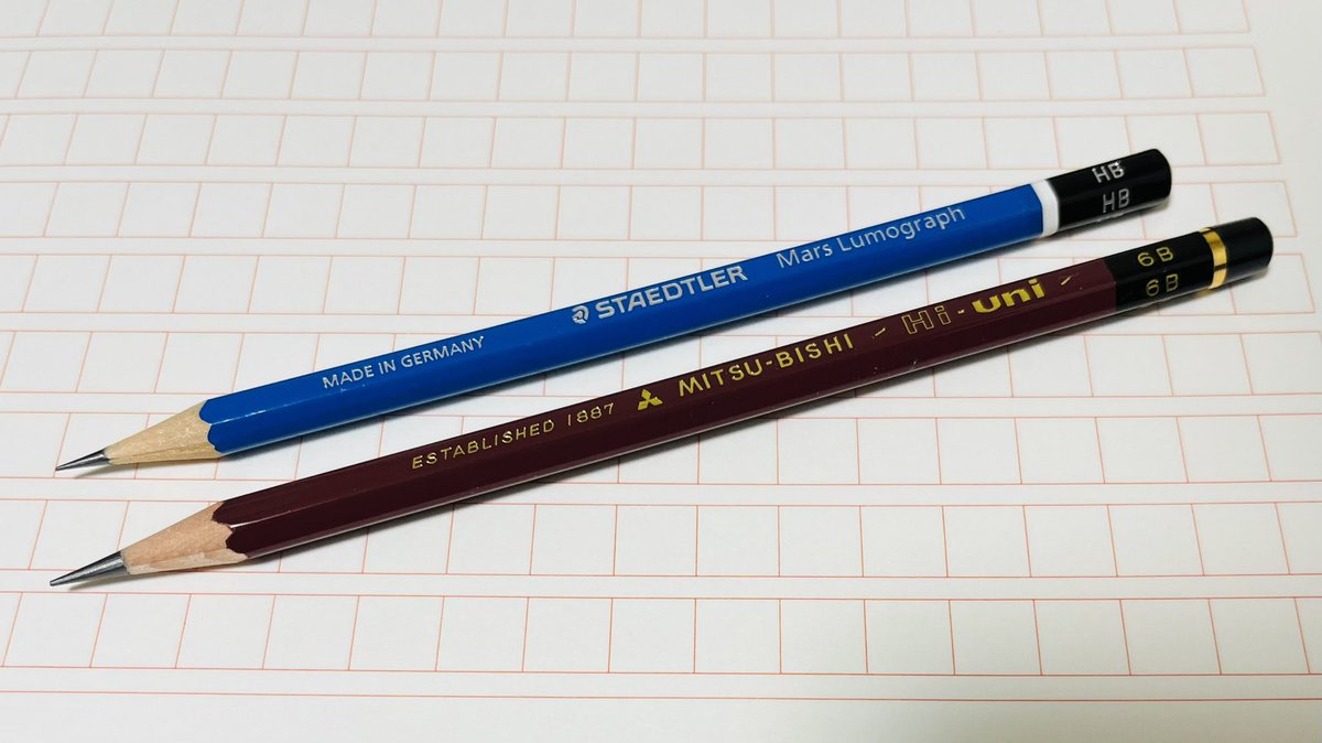 Lapisblau31's tweet photo. 上��ブラックウィング ワンステップシャープナーで削ったもの。
下はカール事務器エンゼル５で削ったもの。

どちらもシャープな先端になるけど、
芯が硬い(細い)鉛筆はブラックウィングで、芯が柔らかい(太い)鉛筆はカールで削ったほうが美しい気がする。
#BLACKWING #カール事務機 #鉛筆削り https://t.co/YOwK4KiMfZ