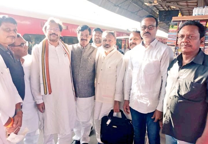 _samirInc's tweet photo. @INCBihar के अध्यक्ष @DrMadanMohanJha जी के नेतृत्व में
बिहार कांग्रेस के नेतागण एवं हजारों कार्यकर्तागण नई दिल्ली पहुंचे @INCIndia द्वारा 4 सितंबर को 10:00 बजे, रामलीला मैदान आयोजित होने वाली #महंगाई_पर_हल्ला_बोल रैली के लिए।।
@BHAKTACHARANDAS
 @SSSINGHDHIRAJ @SantoshSevadal https://t.co/mOWM22yqFB