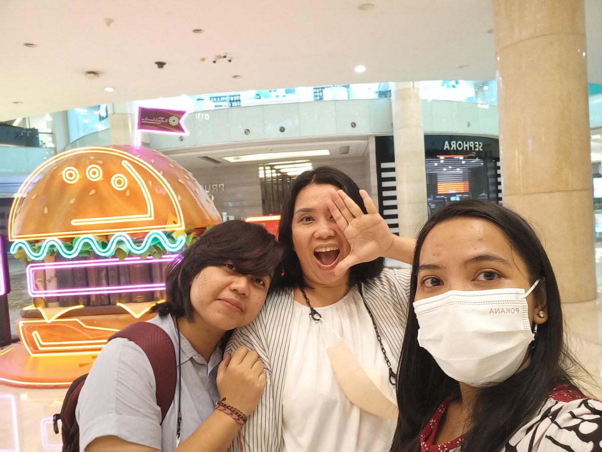 ameycorah's tweet photo. Cerita kami kemarin, bertukar rasa, berbagi bahagia 💜💜💜
#sahabat https://t.co/Wujf8gkbQk