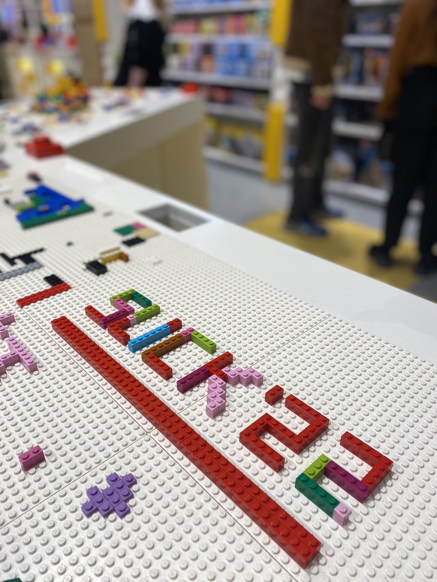 SlipperyMx's tweet photo. Having a great time at #Slick2022.  There’s even a tribute at the Lego store hehe https://t.co/ta0Dqdjkoq