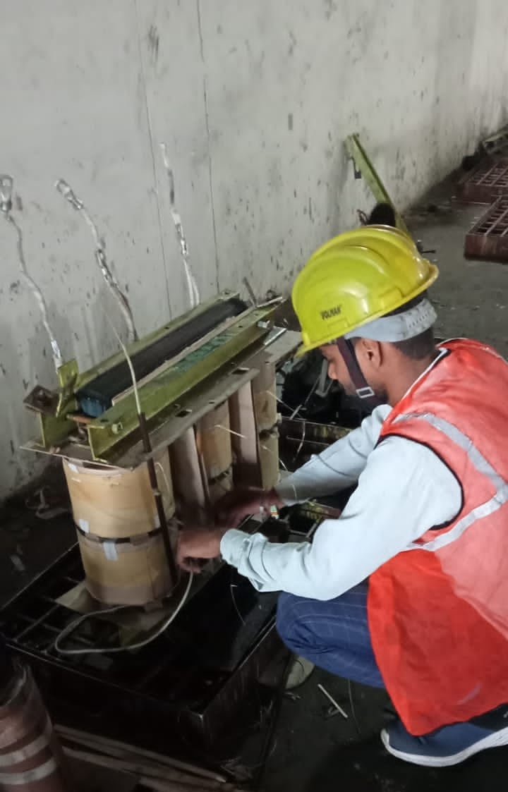 Transformer repairing work is going on at Agra Workshop with proper safety precautions. 
<a href="/mduppcl/">MDUPPCL</a> <a href="/MDDVVNL/">MD DVVNL AGRA</a> <a href="/bmsharma21/">B M Sharma</a> <a href="/raviagarwal68/">Ravi Kumar Agarwal</a> <a href="/UPPCLLKO/">UPPCL</a> @DvvnlWorkshop <a href="/SPSINGH80774918/">eeewddvvnlagra</a> <a href="/vivek941125/">Je Workshop Agra</a> <a href="/RoshanP55018951/">Roshan Patel</a>