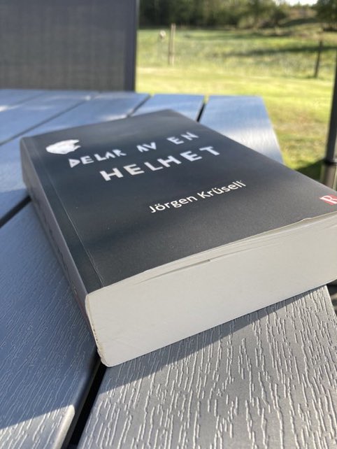jorgen_krusell's tweet photo. Roligt att dela en läsarbild som ser ut så här. I nuläget blir jag läst i lantlig idyll med möjlighet till utomhusvistelse av bilden att döma. Skaffa er ett ex på höstmarknaden i Årsta idag vet ja!
#DelarAvEnHelhet https://t.co/PAjXpv3a1U